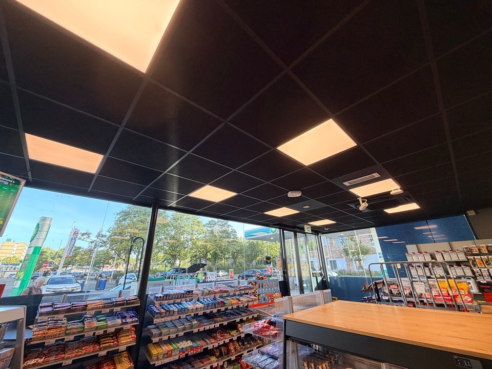 Nieuw systeemplafond met geïntegreerde lichtpanelen in een shop in Groningen