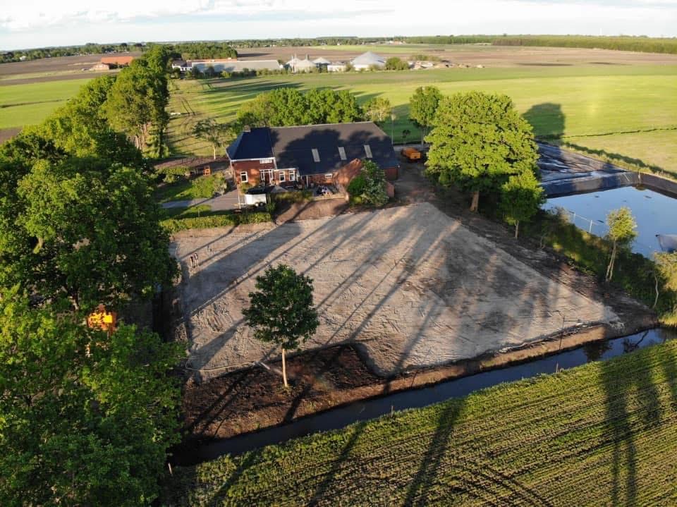 Luchtfoto van het erf en de omliggende weiden van De Liekehoeve in Gasselternijveenschemond