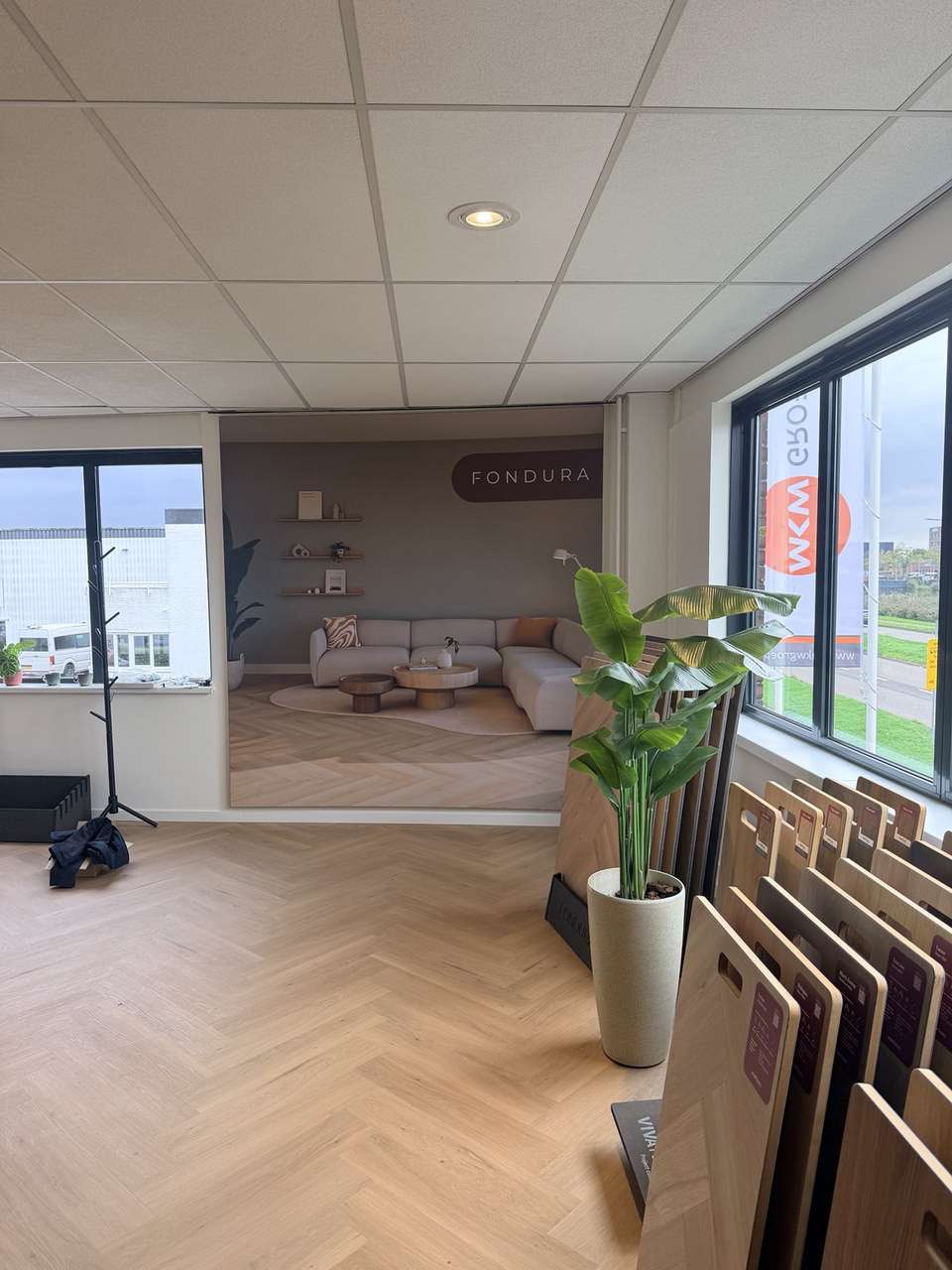 Overzicht van de ruimte met de wandvisual over de volledige wandopening