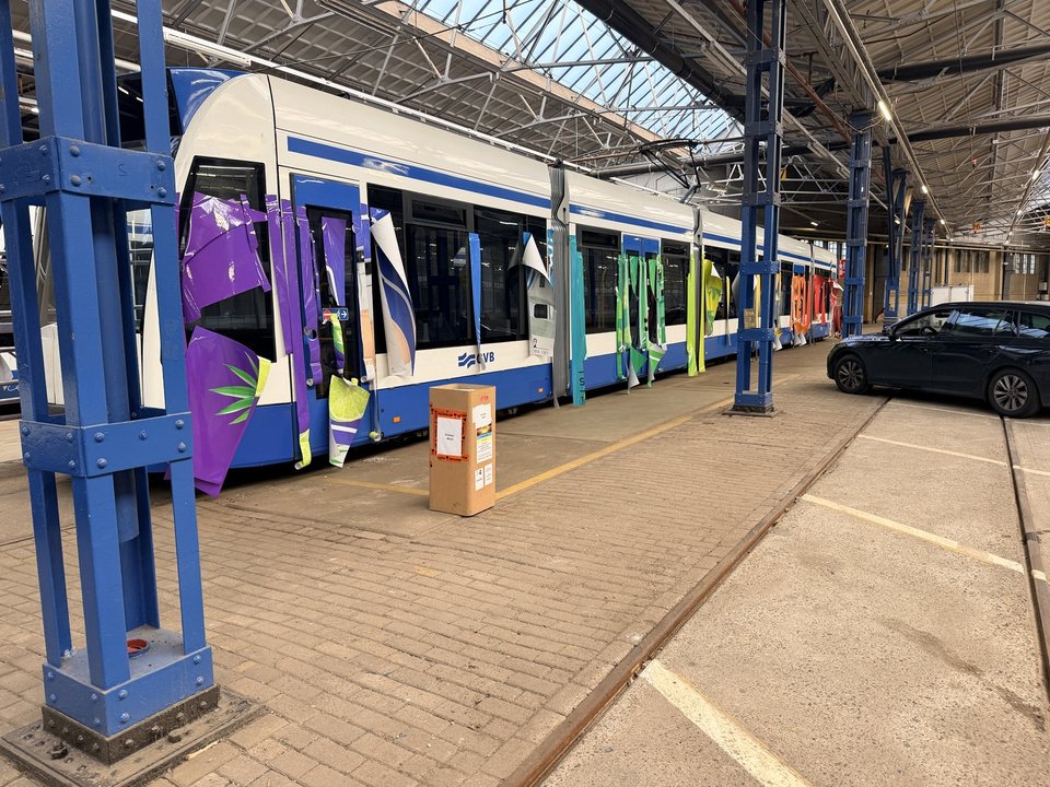 Tram met grafische applicaties tijdens werkzaamheden in de werkhal