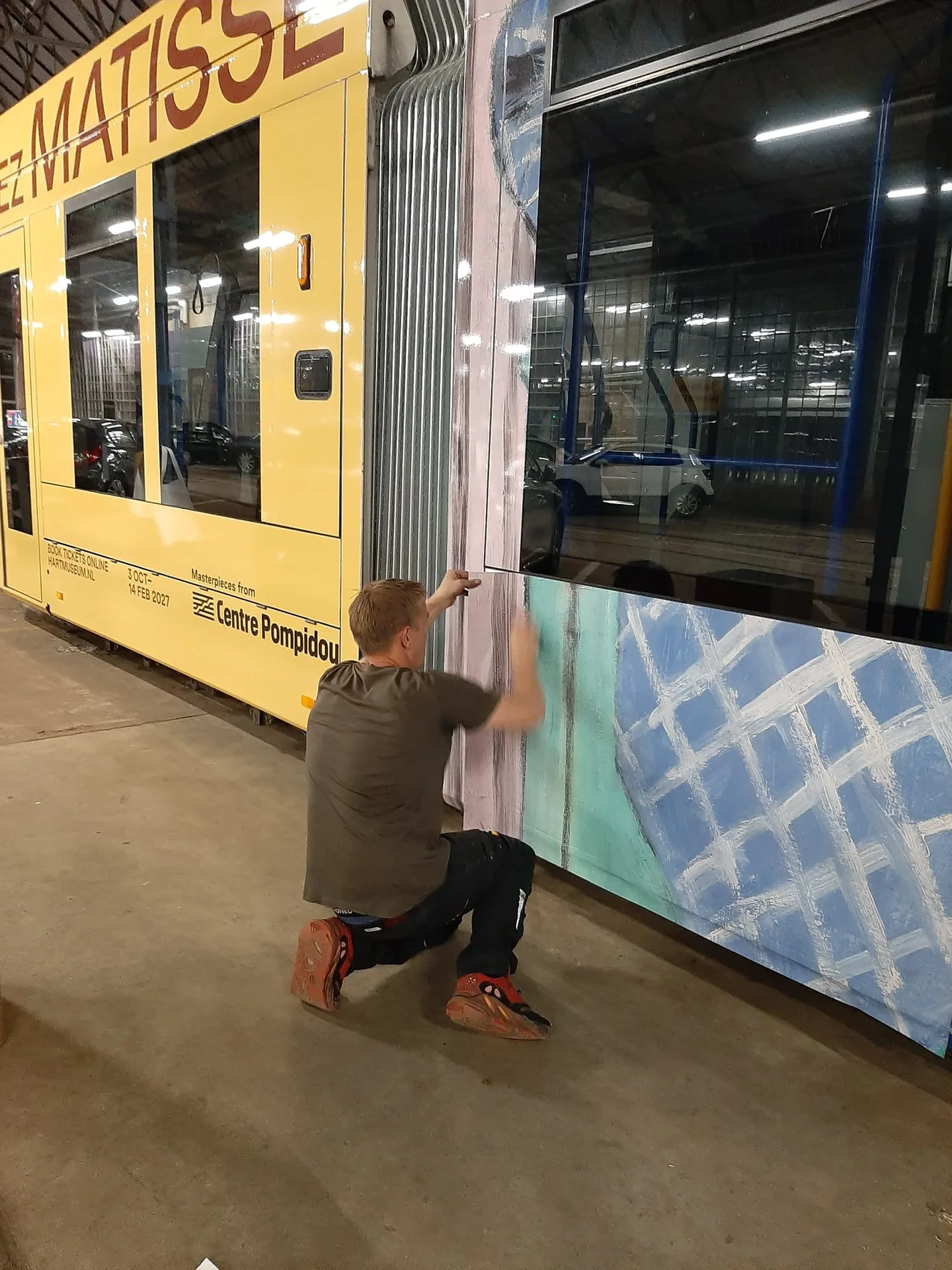 Detail van het zorgvuldig aanbrengen van tramfolie door PIT bij GVB Amsterdam