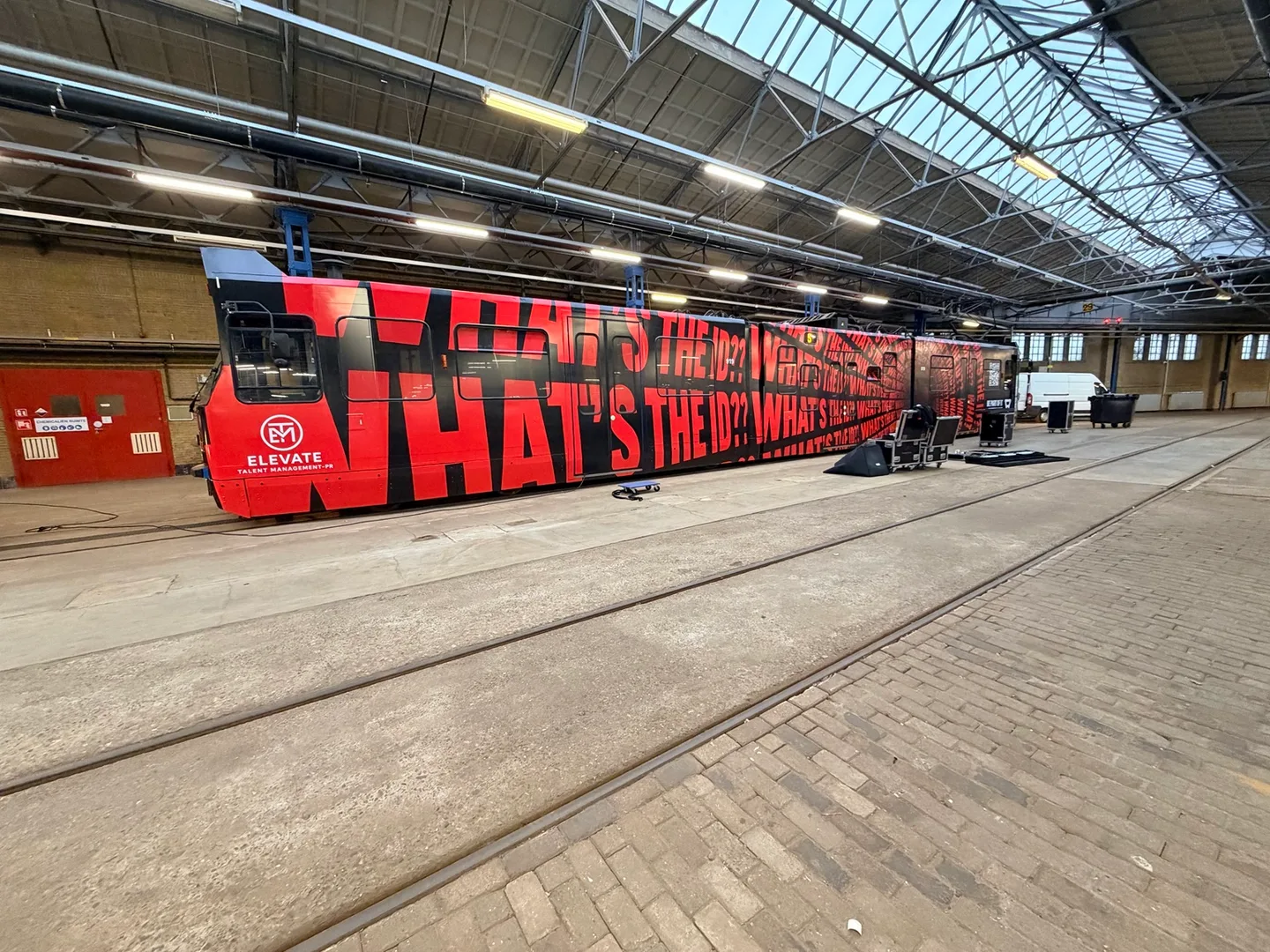 Zijaanzicht van de museumtram met WHAT’S THE ID-campagne