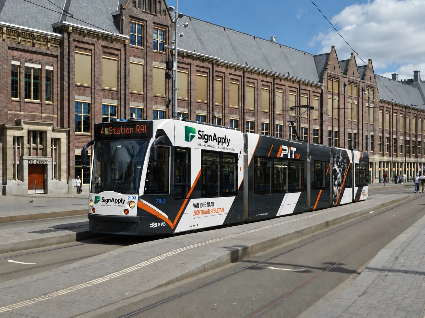 GVB-tram in Amsterdam met SignApply- en PIT-uiting, ter gelegenheid van PIT's 1000ste geplakte tram