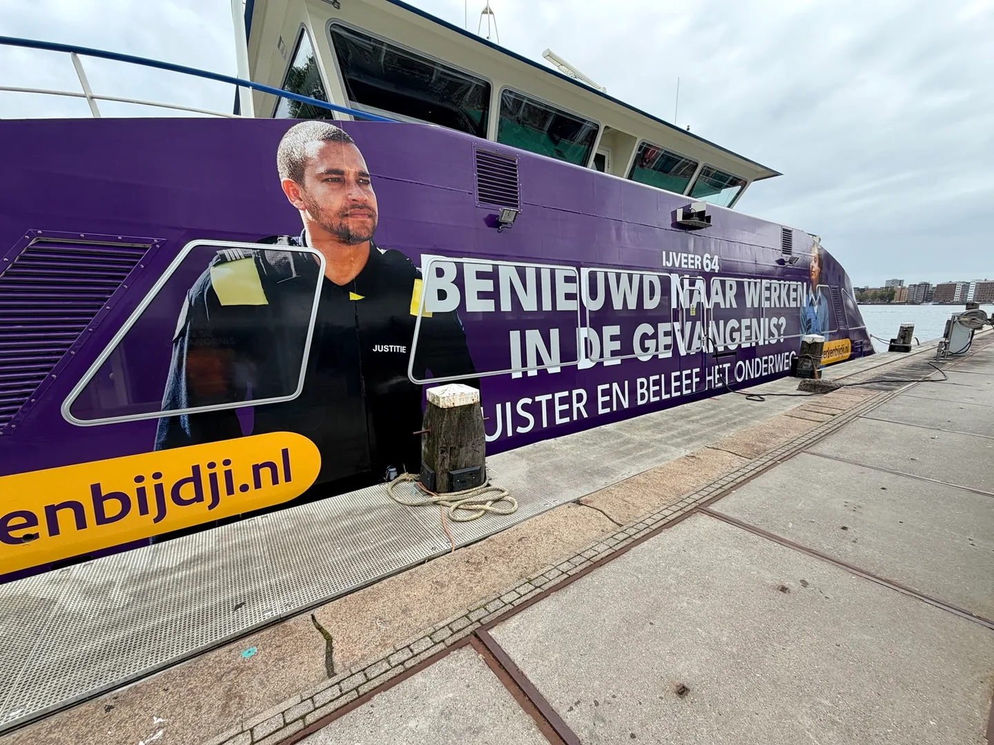 Fullwrap op veerpont IJveer 64 in Amsterdam, montage uitgevoerd door PIT