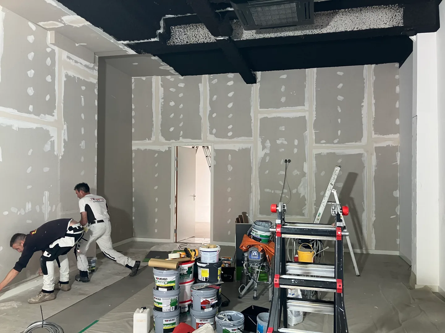 PIT-team aan het werk in de ruimte tijdens de montage