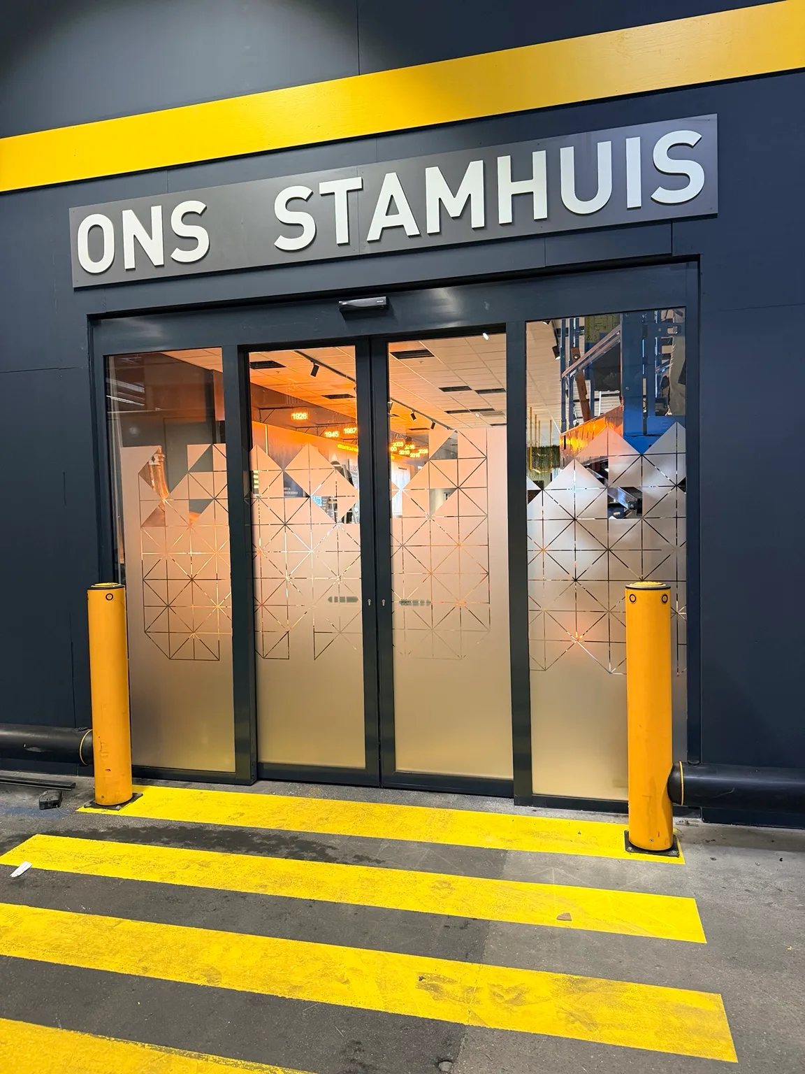 Entree ONS STAMHUIS met geometrische raamfolie, gemonteerd door PIT in opdracht van I-MAS