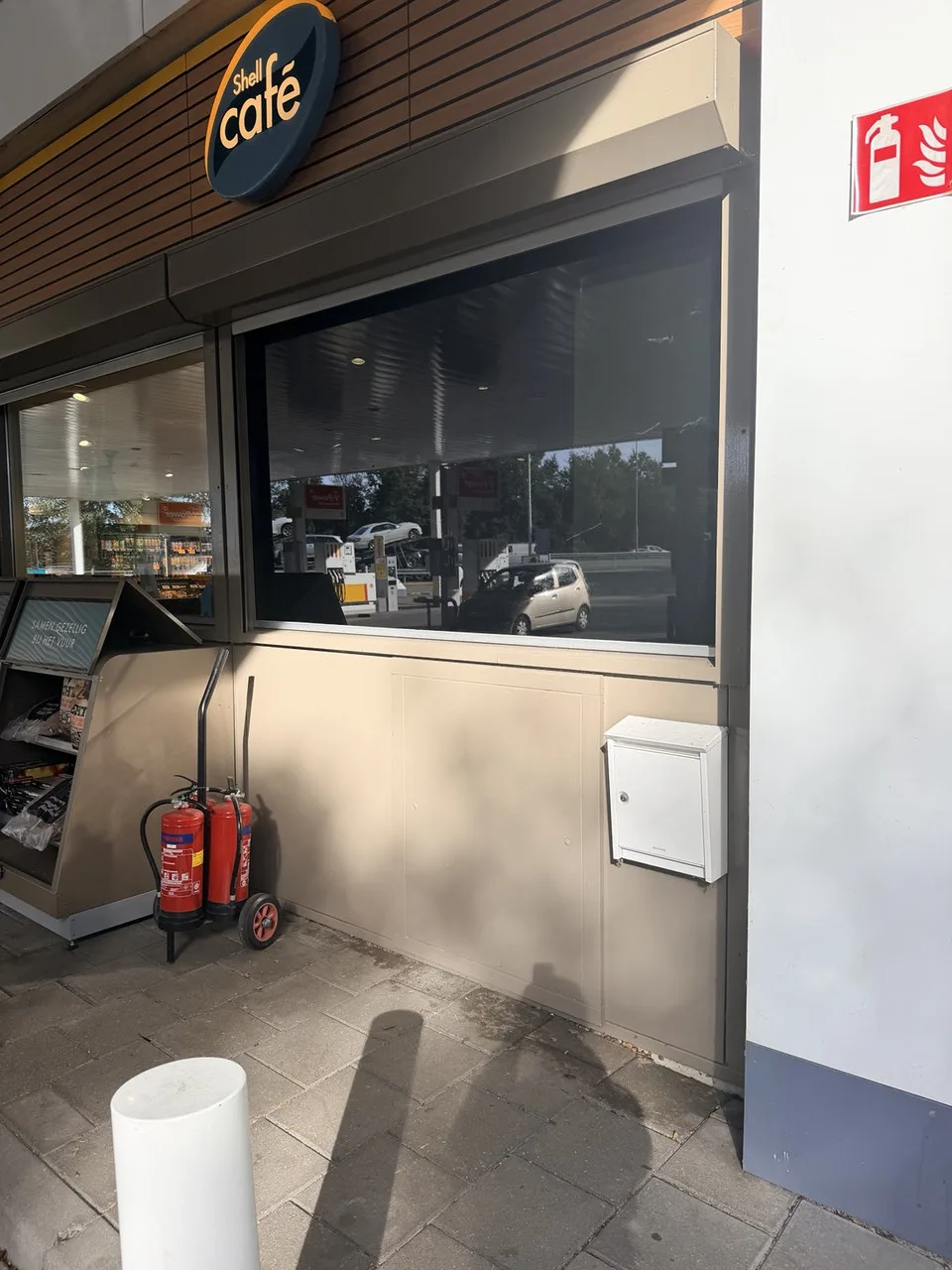 Cafégevel met donker raamvlak na montage van raamfolie door PIT Projecten