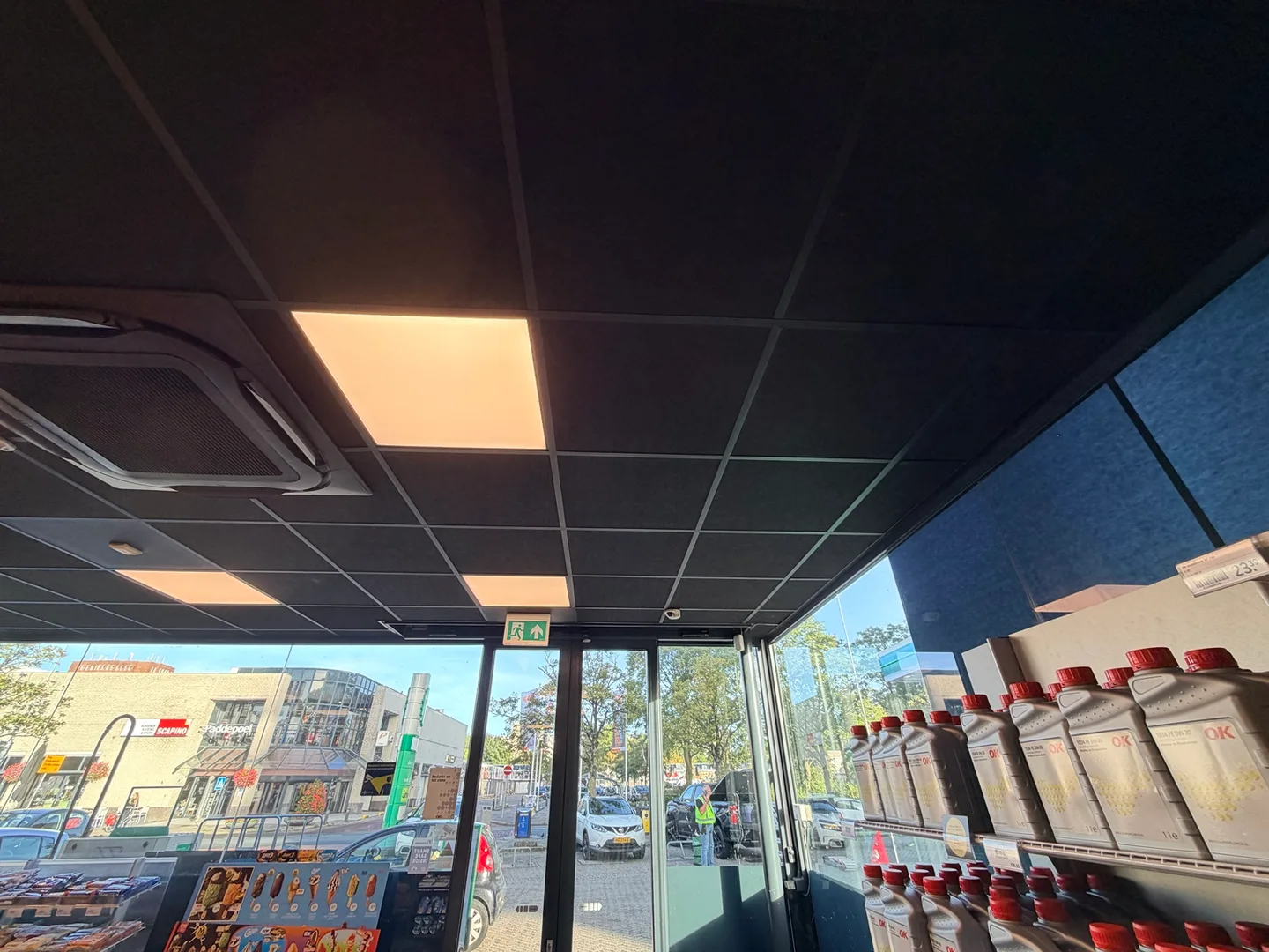 Detail van het nieuwe plafond en de verlichting bij de ingang van de shop in Groningen