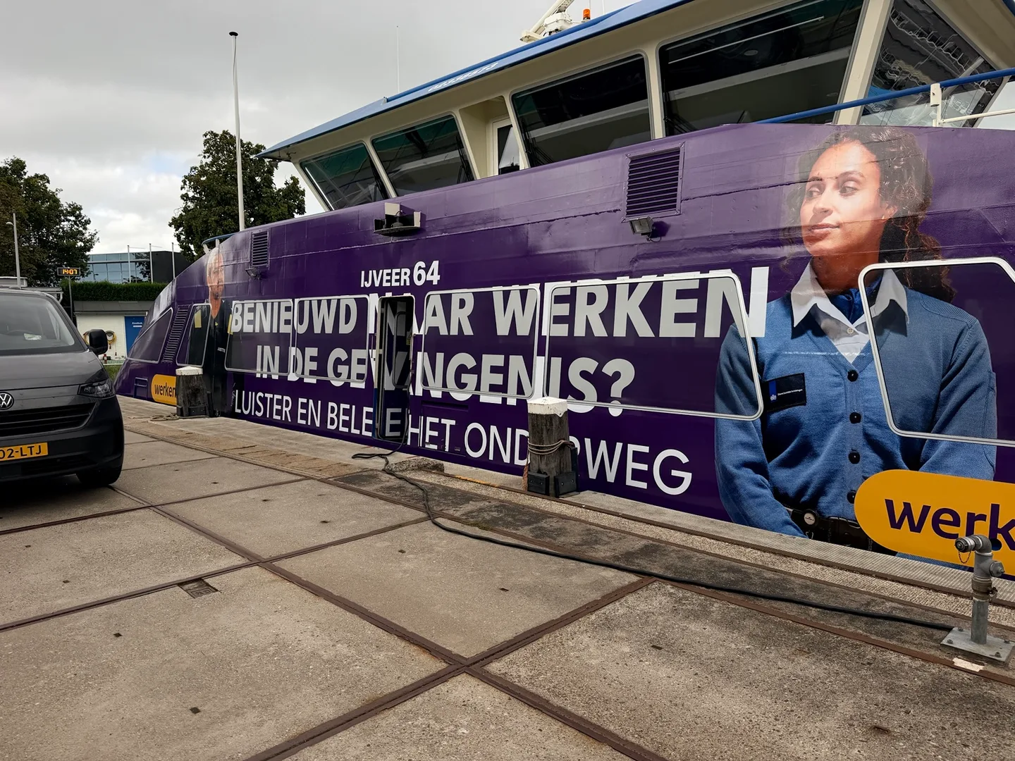 Detail van de fullwrap op de Amsterdamse veerpont tijdens de montage voor SignApply
