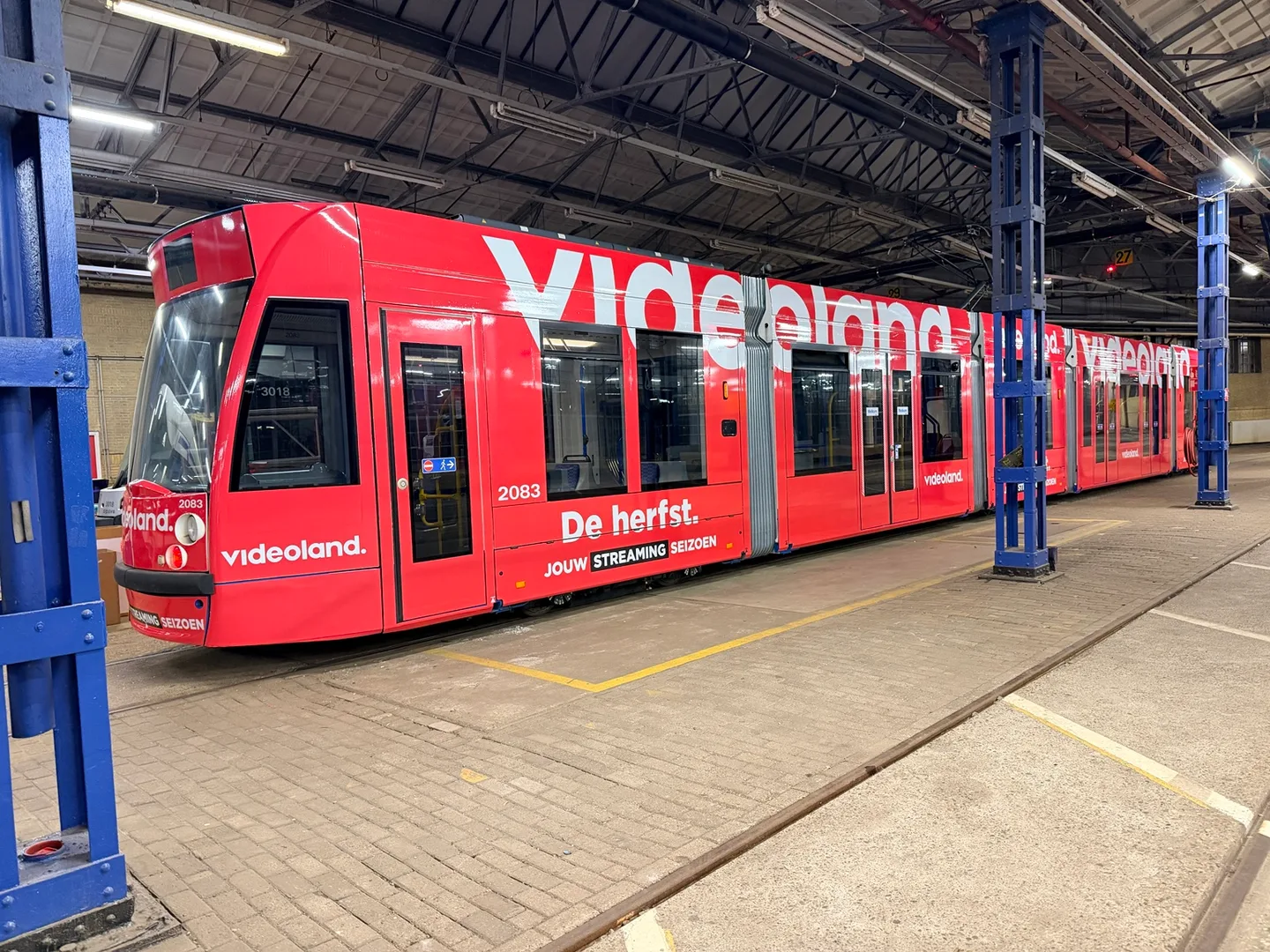 GVB-tram 2083 met rode Videoland-reclamefolie in de Amsterdamse remise