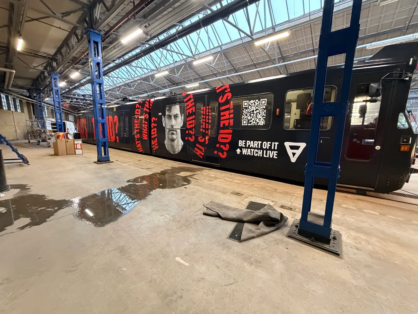 ADE-museumtram met UNRELEASED-branding en QR-code